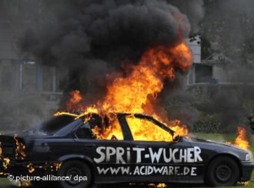 [man_sets_his_car_on_fire_protest_fuel_prices[1].jpg]